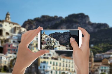 Bir adam bir fotoğraf Amalfi şehir yapma