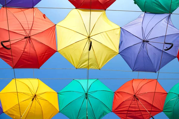 Цветные зонтики фон — стоковое фото