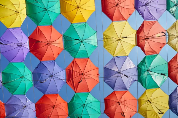 Hintergrund der bunten Regenschirme — Stockfoto