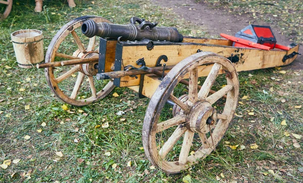 Old Russian cannon standing on the grass — Stock Photo, Image