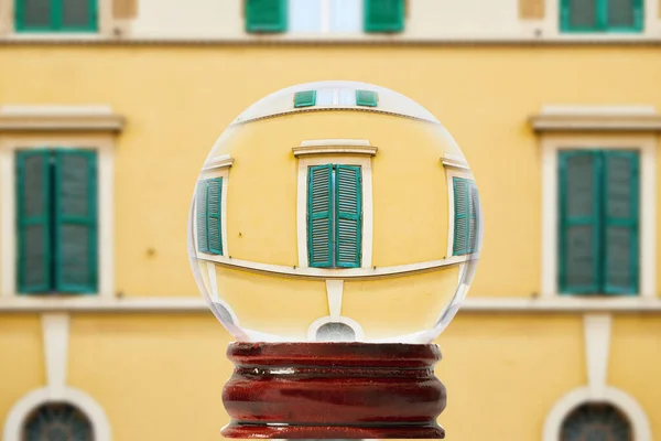 유리로 이탈리아 로마의 거리에 창문이 — 스톡 사진