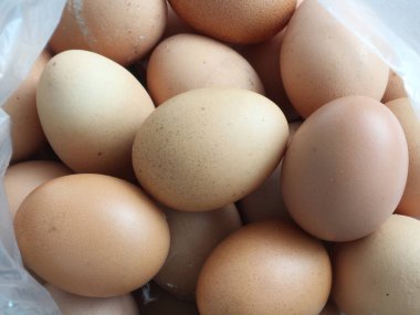 Plastik torbada çiğ yumurta.