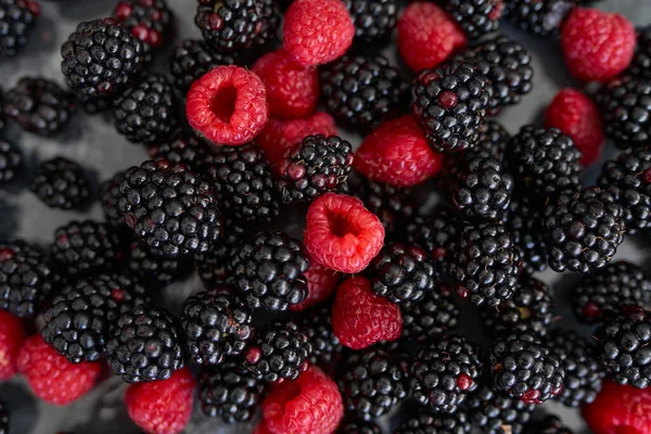 Blackberries and raspberries background. — Stock Photo, Image