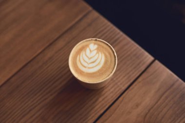 Bir fincan kapuçino ve latte sanatı.
