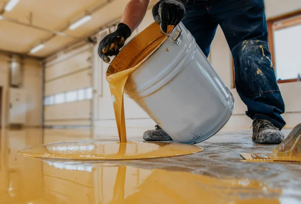 Trabalhador Aplicando Balde Resina Epóxi Amarelo Chão — Fotografia de Stock
