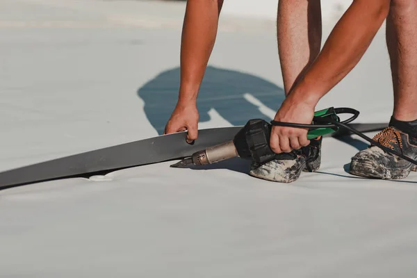 Arbeiter Schweißt Pvc Dachmembran Mittels Heizung Mit Schweißgerät — Stockfoto