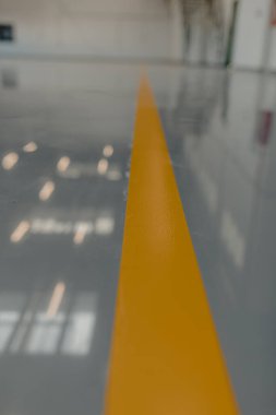 Epoksi ve cilalı döşeme, araba servisinde renkli tabelası var.