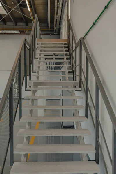 Çıkış Işaretli Bir Araba Atölyesinde Merdivenler — Stok fotoğraf