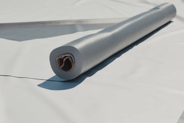 Koridorun çatısına yerleştirilmiş pervane zarları yerleştirildi. Lastik zarlar hazır..