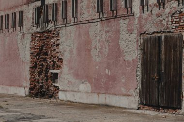 Kullanılmayan bir salonun eski kapısı. İnşaat yıkım tehlikesi altında.