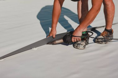 İşçi kaynaklama pvc çatı zarı kaynak makinesi ile ısıtıcı tarafından