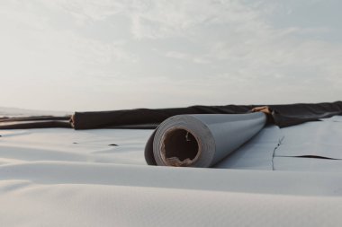 Alanın çatısına yerleştirilen rulolardaki PVC zarının çatısı