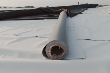 Alanın çatısına yerleştirilen rulolardaki PVC zarının çatısı