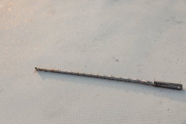 Çatıya yerleştirilmiş aletler, çekiç, kesici, matkap.