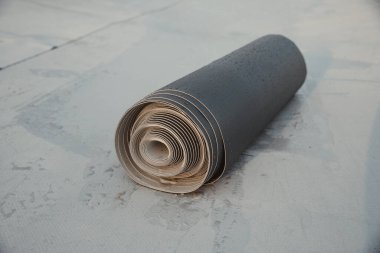 Alanın çatısına yerleştirilen rulolardaki PVC zarının çatısı