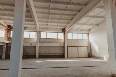 Eski bir endüstriyel salonda yenileniyor.