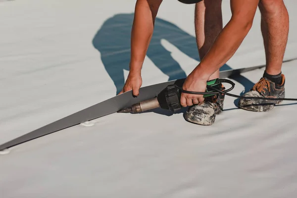 İşçi kaynaklama pvc çatı zarı kaynak makinesi ile ısıtıcı tarafından