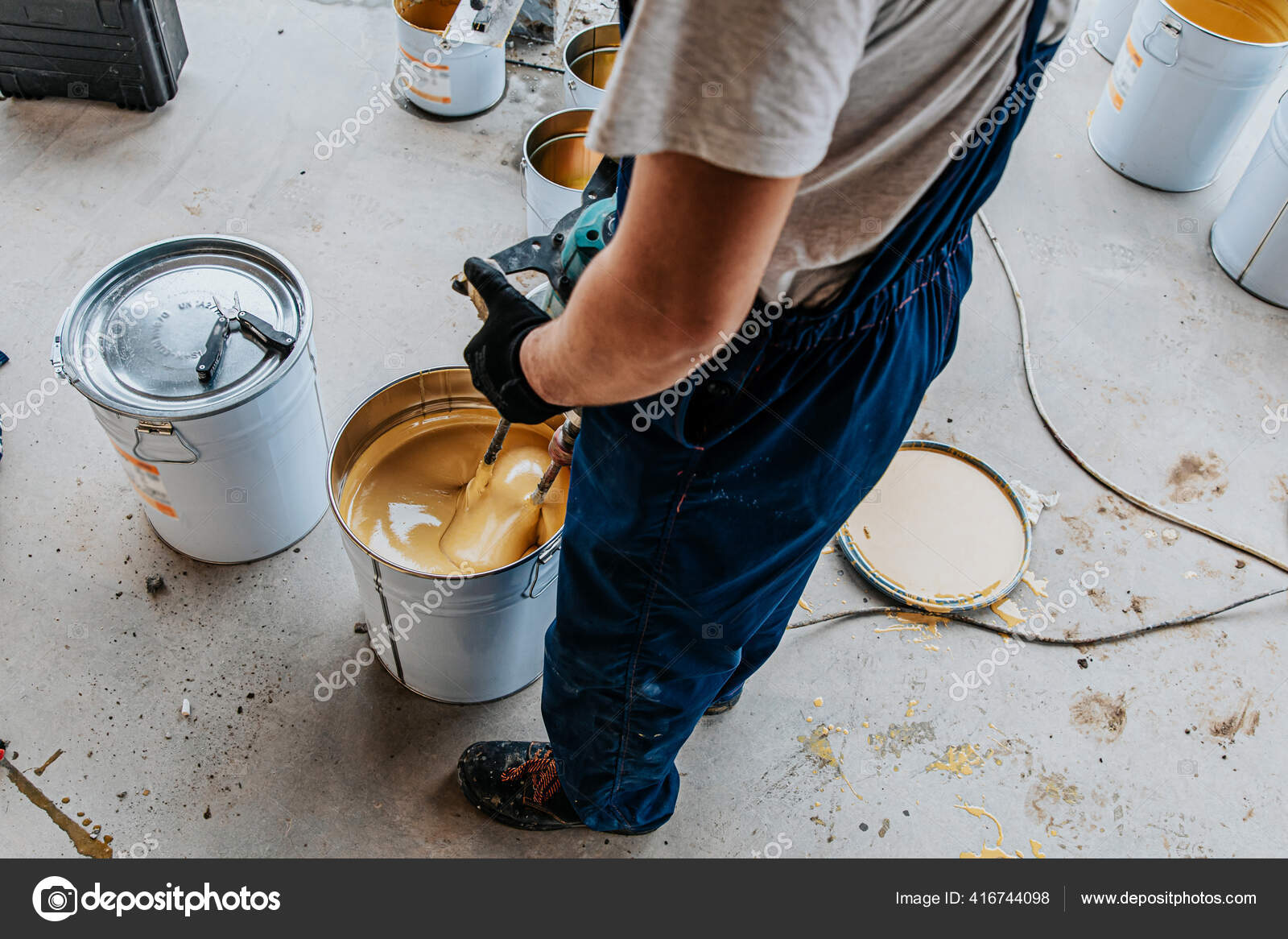Prelude tørst af Worker Mixing Yellow Epoxy Resin Mixer Tin Bucket Stock Photo by  ©DoralinSamuel 416744098