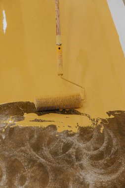 Epoksi reçine yere sürülmüş. Renkli zeminli sanayi salonu