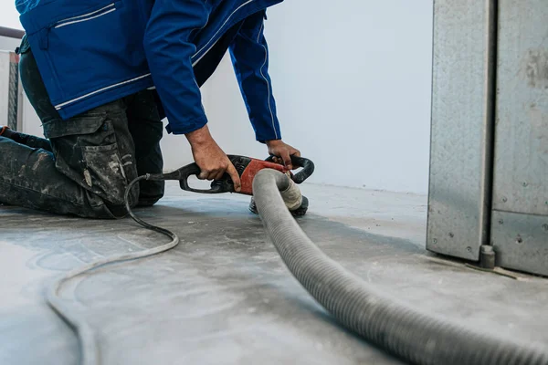 Bygningsarbeider Som Bruker Maskinpolert Overflategulv Som Glatter Ferdigstiller Herdner Eller – stockfoto