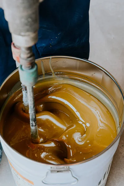 Worker Mixing Yellow Epoxy Resin Mixer Tin Bucket — Stock Photo, Image