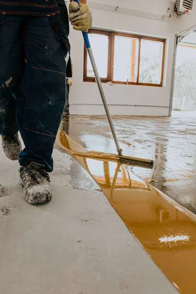 Bir Işçi Fünyeyi Beton Zemine Uygular Epoksi Reçinesi Projesi — Stok fotoğraf