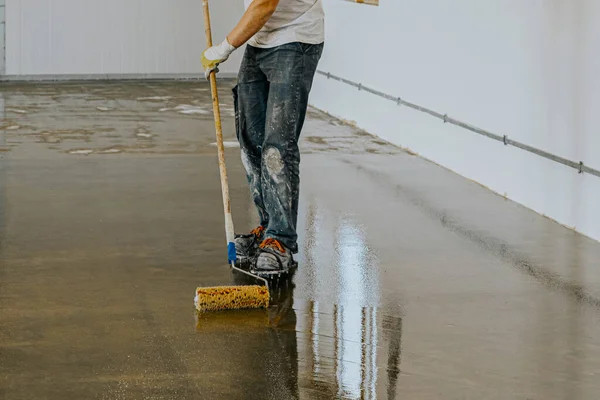 Operaio Pavimento Rivestimento Con Resina Epossidica Autolivellante Officina Industriale — Foto Stock