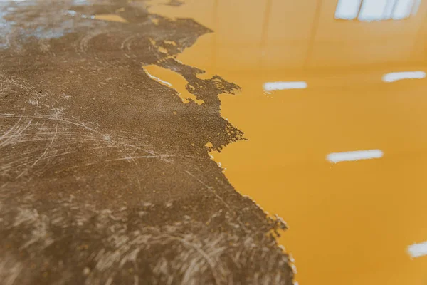 环氧树脂涂在地板上 有色地板的工业大厅 — 图库照片