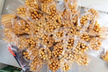 Ekmek çubukları üst görünüm paketlendi ve teslim edilmeye hazır. Sanatsal fırın kavramı