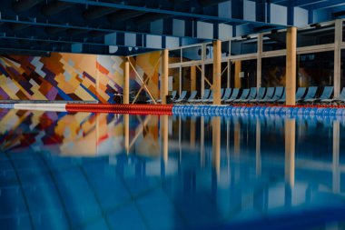 Kapalı yüzme yarışması yüzme havuzları.