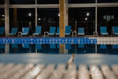Kapalı yüzme yarışması yüzme havuzları.