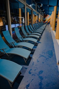 Kapalı otel spa ve sağlık merkezindeki boş güneşlikler.. 
