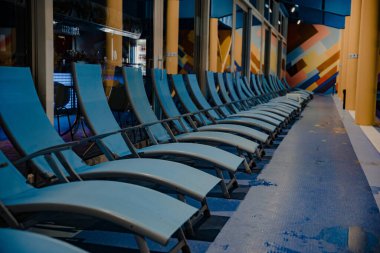 Kapalı otel spa ve sağlık merkezindeki boş güneşlikler.. 