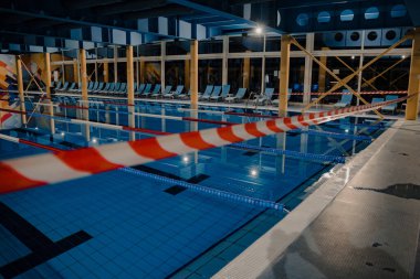 Corona virüsü (COVID-19) nedeniyle yüzme havuzunu kapat. Sosyal mesafeler, tatilin iptali, turizm sektörü krizi, bir otel kaplıcasında karantina.