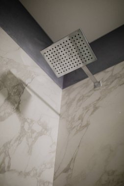 Modern tarz bir banyoda duş başlığı..