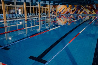 Kapalı yüzme yarışması yüzme havuzları.