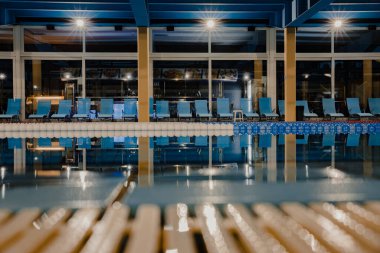 Kapalı yüzme yarışması yüzme havuzları.