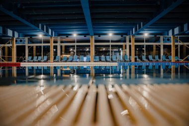 Kapalı yüzme yarışması yüzme havuzları.