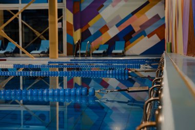 Kapalı yüzme yarışması yüzme havuzları.