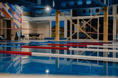 Corona virüsü (COVID-19) nedeniyle yüzme havuzunu kapat. Sosyal mesafeler, tatilin iptali, turizm sektörü krizi, bir otel kaplıcasında karantina.