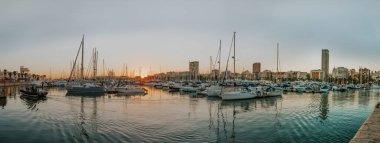 Alicante 'nin güzel limanı, İspanya Akdeniz' de. Santa Barbara Şatosu - İspanya 'nın Kosta Blanca kentindeki ünlü turistik şehirde panoramik hava manzarası