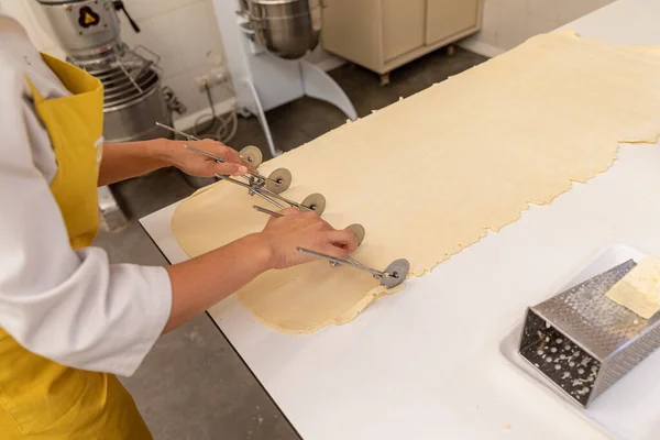 Piekarskie Dłonie Pomocą Krajalnic Ciasta Cięcia Równych Porcji Ciasta Przygotowania — Zdjęcie stockowe
