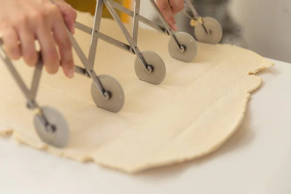 Piekarskie Dłonie Pomocą Krajalnic Ciasta Cięcia Równych Porcji Ciasta Przygotowania — Zdjęcie stockowe