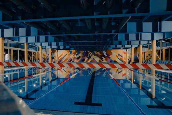 Corona virüsü (COVID-19) nedeniyle yüzme havuzunu kapat. Sosyal mesafeler, tatilin iptali, turizm sektörü krizi, bir otel kaplıcasında karantina.