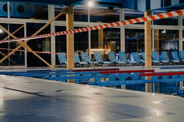 Corona virüsü (COVID-19) nedeniyle yüzme havuzunu kapat. Sosyal mesafeler, tatilin iptali, turizm sektörü krizi, bir otel kaplıcasında karantina.