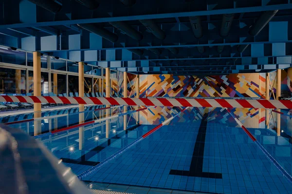 Corona virüsü (COVID-19) nedeniyle yüzme havuzunu kapat. Sosyal mesafeler, tatilin iptali, turizm sektörü krizi, bir otel kaplıcasında karantina.