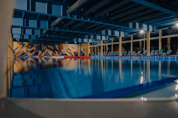 Kapalı yüzme yarışması yüzme havuzları.