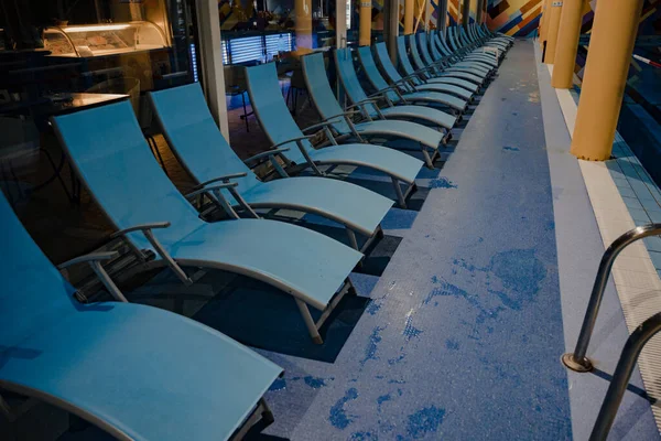 Kapalı otel spa ve sağlık merkezindeki boş güneşlikler.. 