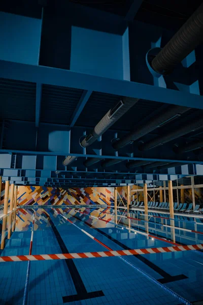 Corona virüsü (COVID-19) nedeniyle yüzme havuzunu kapat. Sosyal mesafeler, tatilin iptali, turizm sektörü krizi, bir otel kaplıcasında karantina.