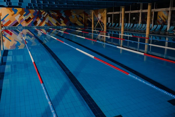Kapalı yüzme yarışması yüzme havuzları.